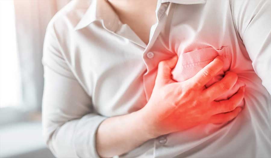 بينها الآم الرقبة والكتف.. ما هي أعراض النوبة القلبية للسيدات؟