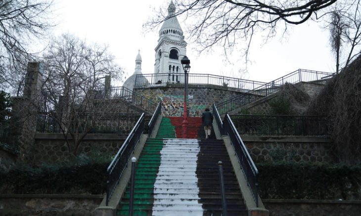 رسم علم فلسطين على درجات كنيسة “القلب المقدس” في باريس