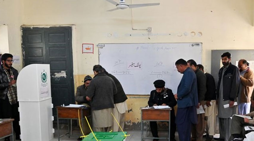 الإنتخابات الباكستانية.. مقتل شرطي في إطلاق نار على مركز اقتراع