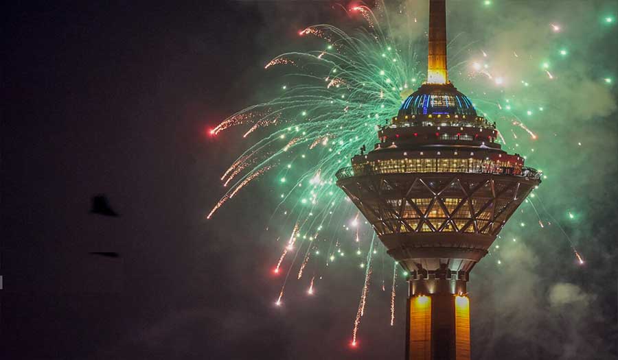 بالصور: إضاءة مدينة طهران احتفالا بذكرى انتصار الثورة الإسلامية 