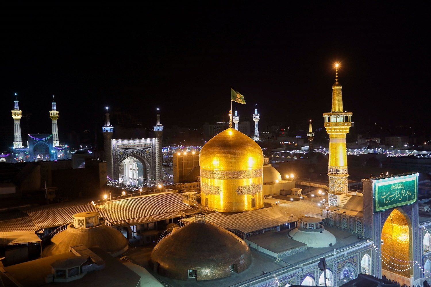 بالصور.. أجواء الحرم الرضوي في ليلة ولادة الإمام الحسين (ع)