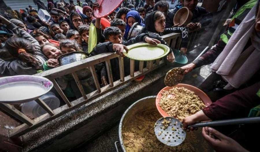 حرب غزة.. طابور الطعام اليومي نافذة النازحين في جباليا لسد جوعهم