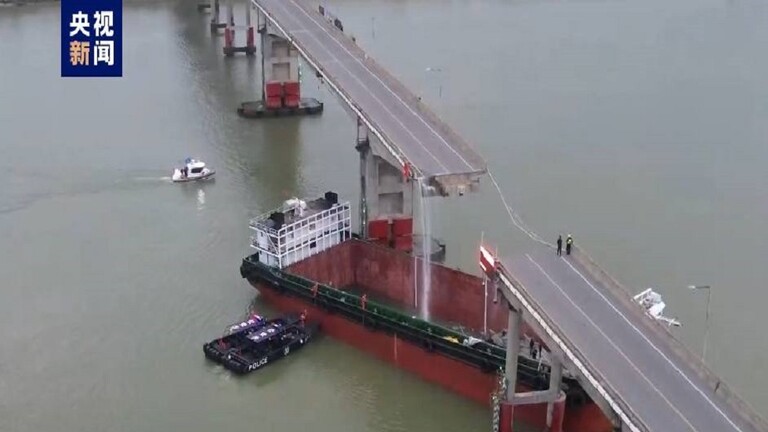 الصين.. اصطدام ناقلة حاويات بجسر وحافلة تسقط في النهر