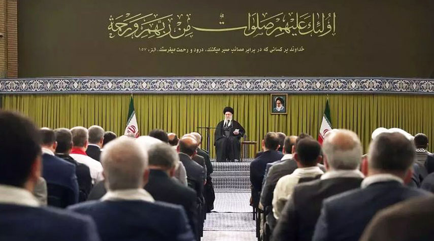 قائد الثورة: الثقة بالجمهور والإسلام هي عامل استقرار النظام وتقدمه