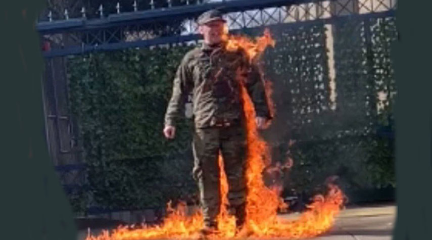 طيار أمريكي يحرق نفسه أمام سفارة الإحتلال داعياً لـتحرير فلسطين