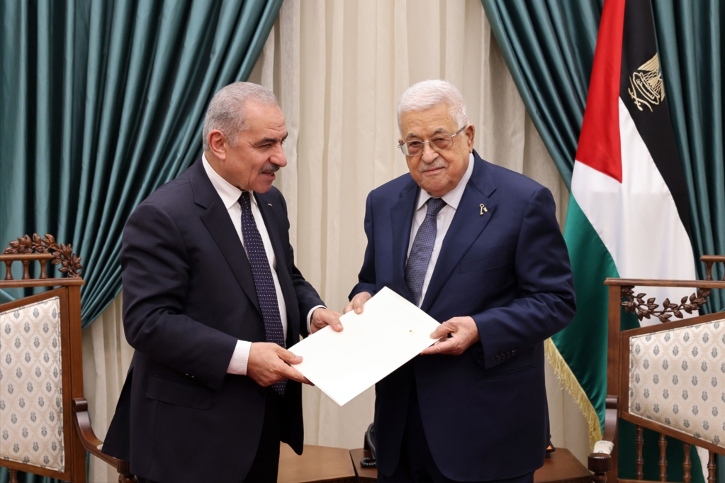 الرئيس الفلسطيني يوافق على استقالة الحكومة ويكلفها بتسيير الأعمال