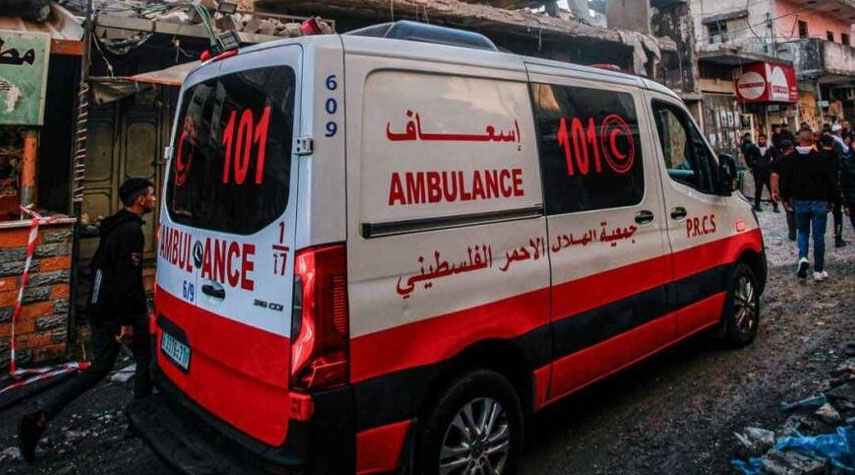 الهلال الأحمر الفلسطيني: قوات الإحتلال تعتدي على المسعفين في مشفى "الأمل" بـ"خانيونس"