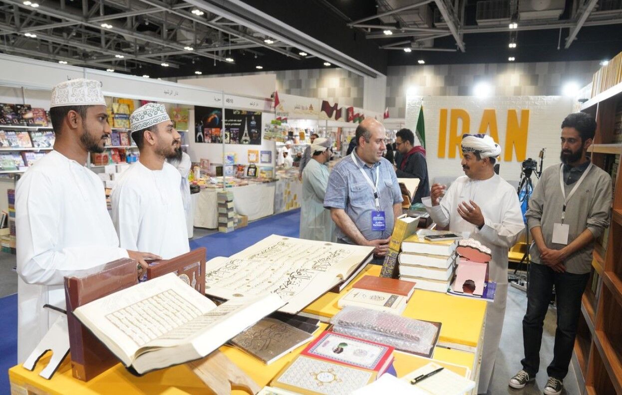 وزير الإعلام العماني يزور جناح إيران في معرض مسقط للكتاب