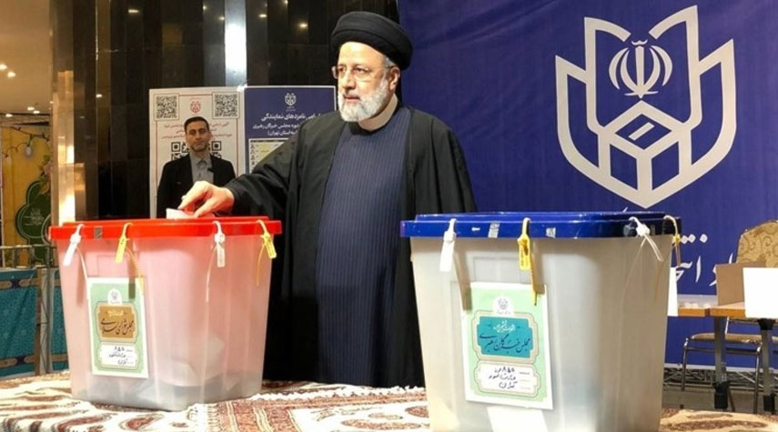 الرئيس الايراني يدلي بصوته في الانتخابات: المنتصر هو الشعب