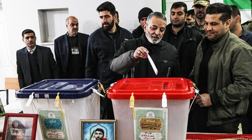 قائد الجيش الايراني: المشاركة الواسعة في الانتخابات تجلب الأمن للباد