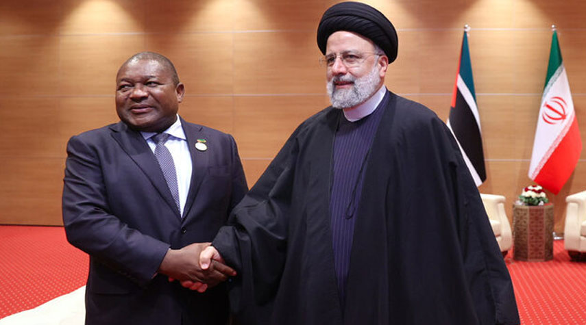 رئيسي يلتقي رئيس جمهور موزمبيق على هامش مؤتمر الجزائر