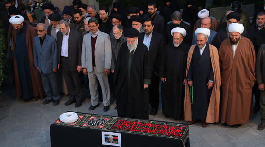 قائد الثورة الإسلامية يصلي على جثمان آية الله إمامي كاشاني