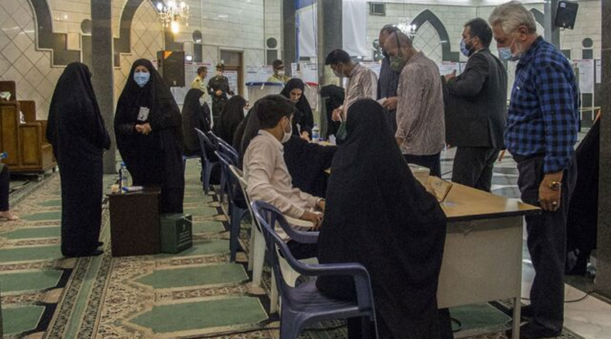 انتهاء فرز الأصوات في الإنتخابات البرلمانية الإيرانية..وجولة ثانية لحسم 45 مقعداً