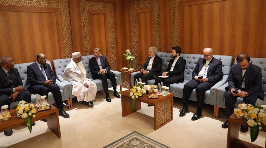 وزير الخارجية الإيراني يلتقي الأمين العام لمنظمة التعاون الإسلامي