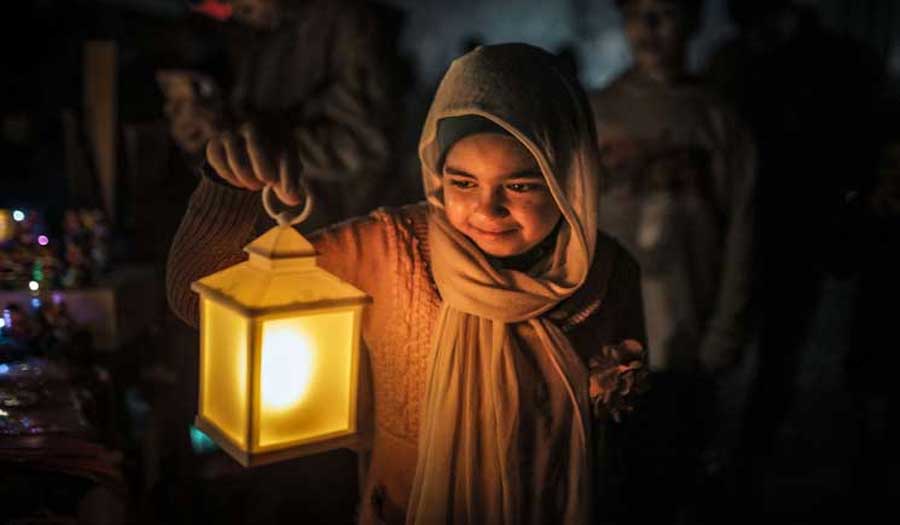بالصور: فوانيس رمضان حاضرة على أرصفة غزة المدمرة