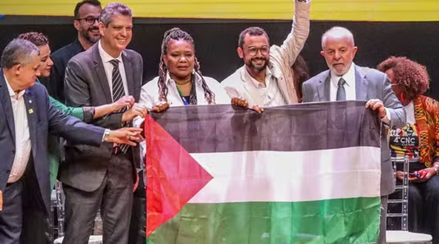 الرئيس البرازيلي يرفع علم فلسطين وسط حضور جماهيري واسع