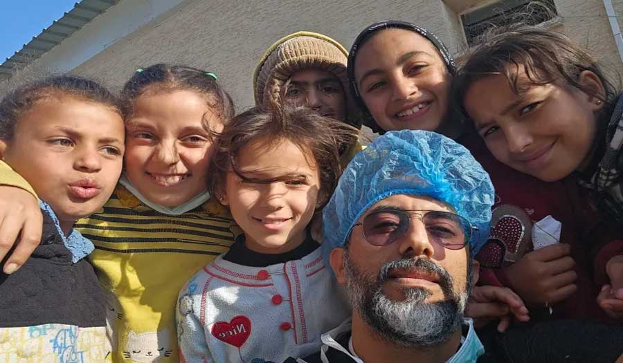 كيف أصبح الطبيب العماني أيمن السالمي طبيب عماني أيقونة الشجاعة في غزة؟