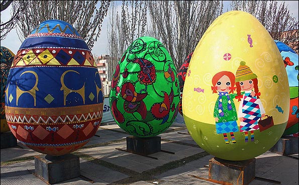 بالصور.. إقامة مهرجان البيض الملون في طهران
