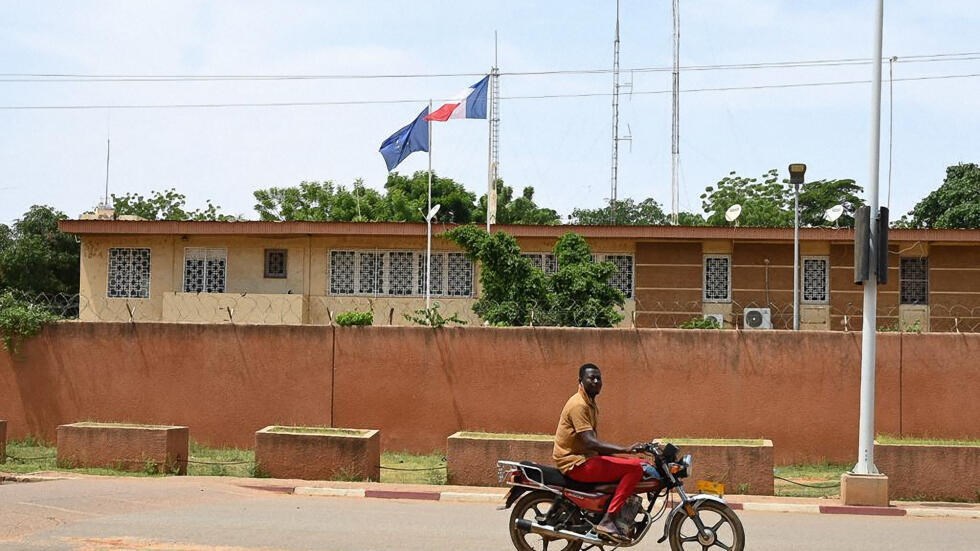 فرنسا تعتزم إغلاق سفارتها في النيجر