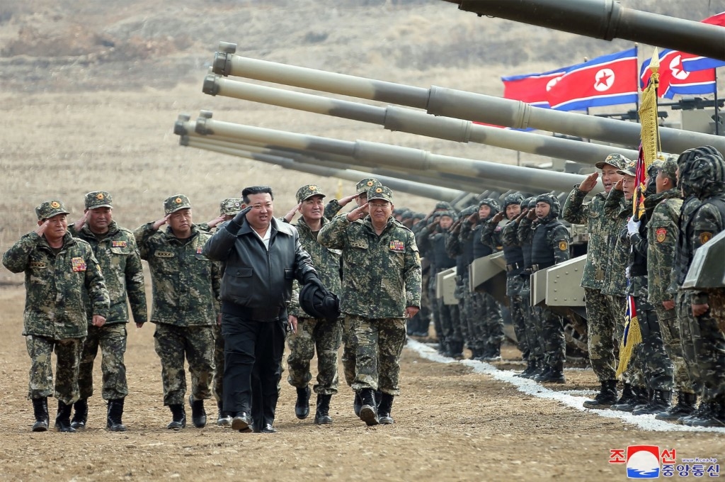 زعيم كوريا الشمالية يكشف عن دبابة جديدة يقودها بنفسه