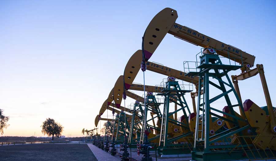النفط يقفز 1% صوب 85 دولاراً للمرة الأولى منذ أربعة أشهر