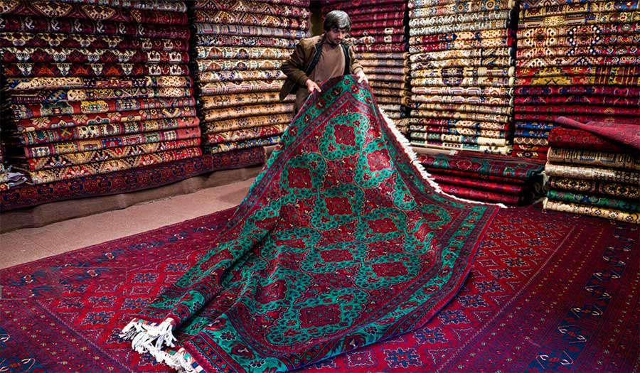 صور.. سوق السجاد اليدوي في كابل