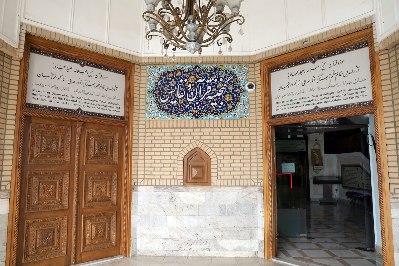 شاهد بالصور.. نظرة على خزانة القرآن في الحرم الرضوي 