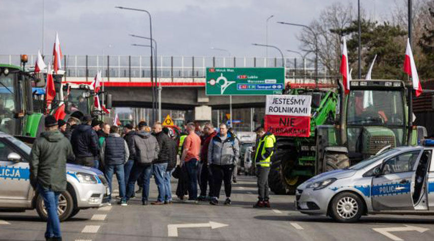 مزارعو بولندا يغلقون الطرق أمام الواردات الأوكرانية