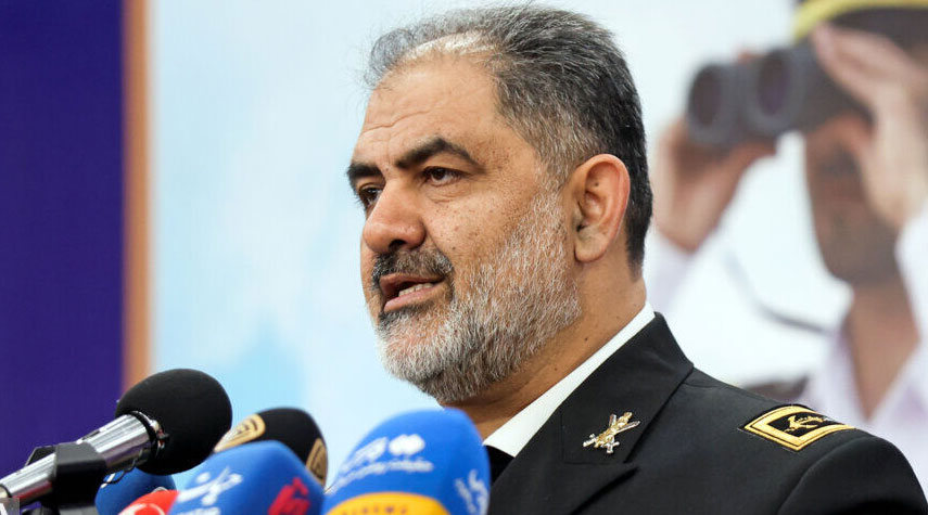 الأدميرال إيراني: القوات البحرية لا تجامل أحداً في الدفاع عن مصالح البلاد