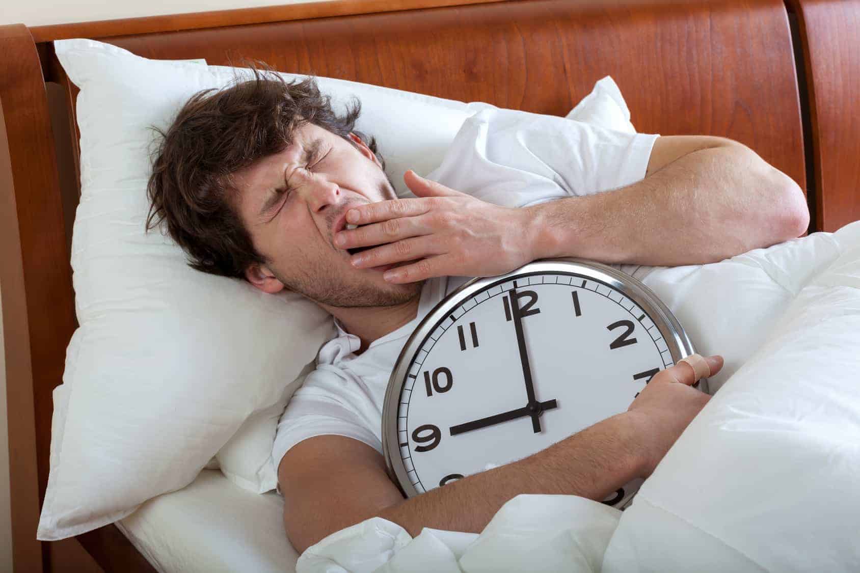 ما مخاطر النوم لفترة طويلة في عطلة نهاية الأسبوع؟