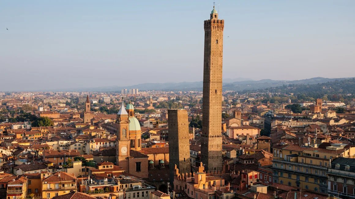 مخاوف من انهيار برج مائل آخر في إيطاليا