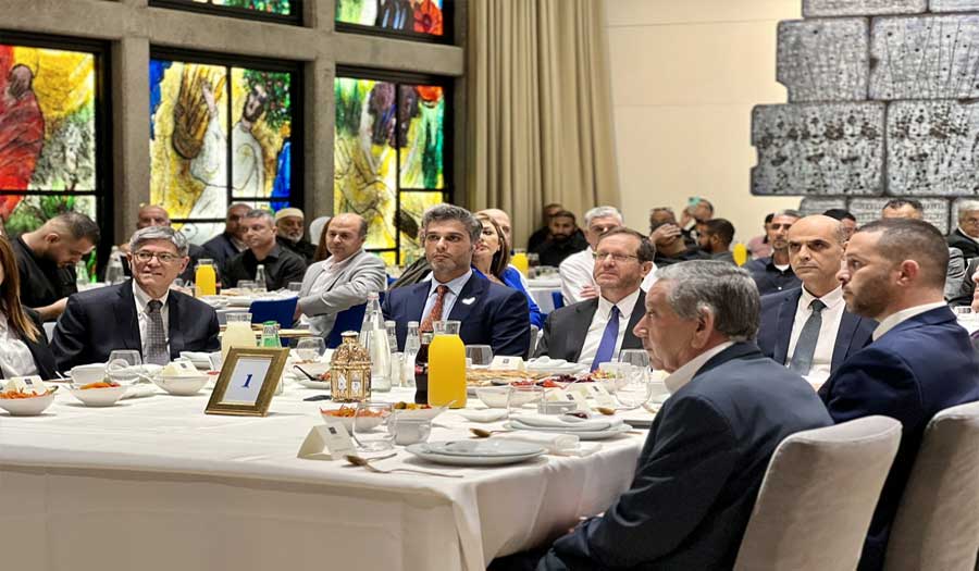في ظل مجزرة غزة.. سفير الإمارات يشارك في مأدبة إفطار في منزل الرئيس الإسرائيلي
