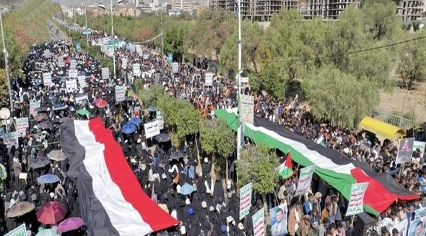 صنعاء وعدد من المدن اليمنية تحيي يوم القدس العالمي بمسيرات ضخمة