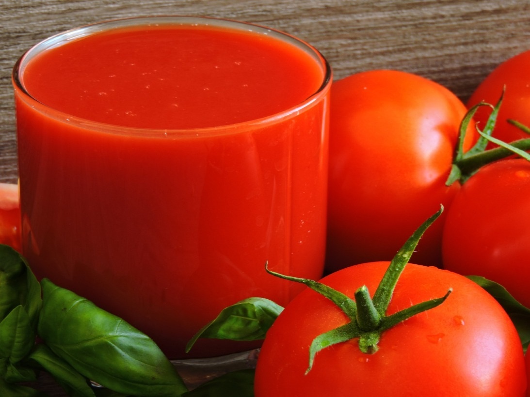 تعرف على فوائد عصير الطماطم الصحية