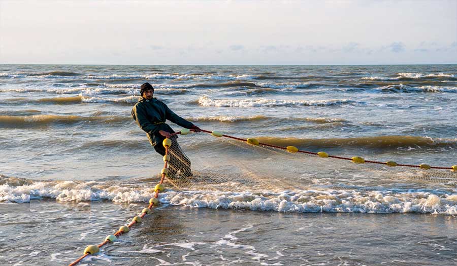 بالصور.. آخر يوم لصيد الأسماك العظمية في بحر قزوين