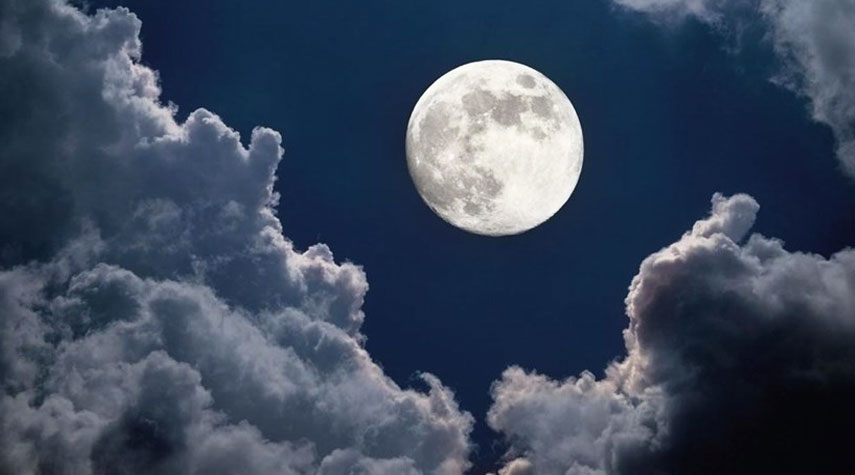 ما هي حقيقة الجسم الغامض الذي يتحرك بسرعة حول القمر؟