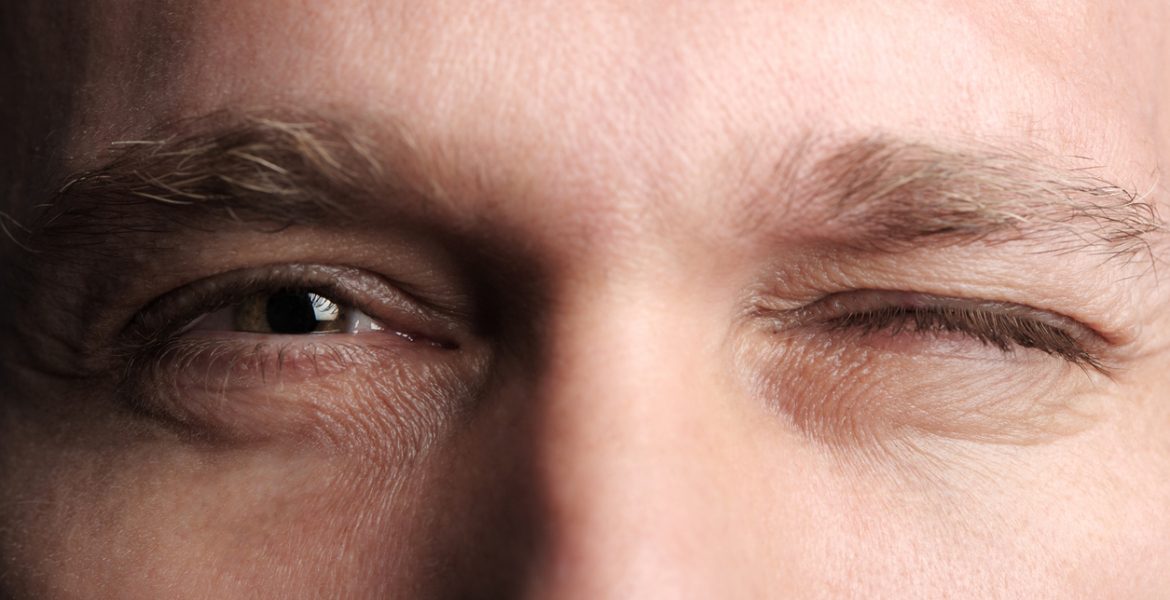 دراسة تكشف.. عملية رمش العيون تعزز الرؤية