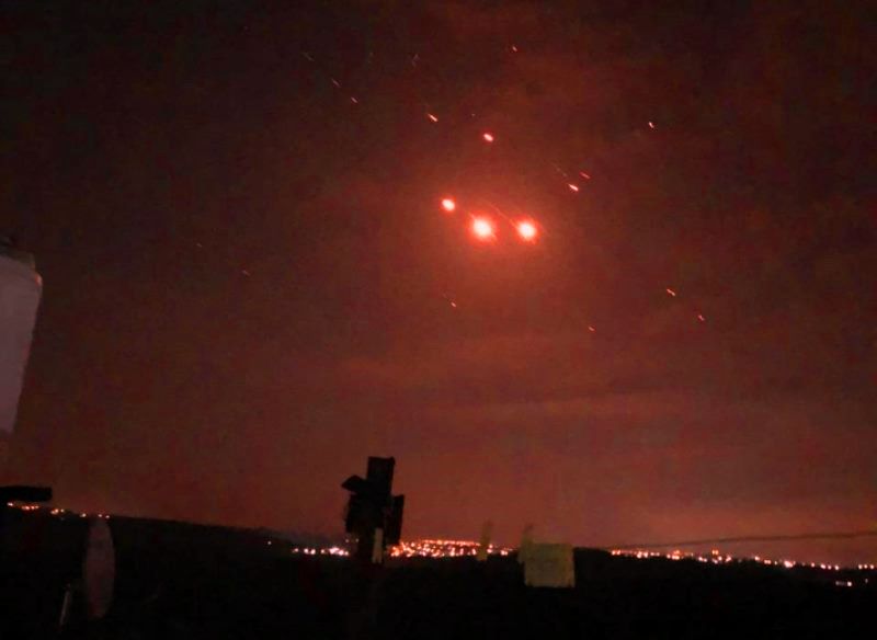 شاهد.. سماء فلسطين تتزين بالصواريخ الإيرانية+ صور