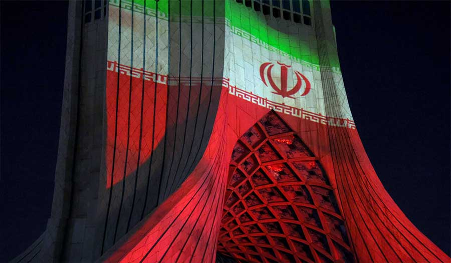 صور.. إضاءة برج الحرية في طهران دعما لعملية الوعد الصادق بعنوان "العقاب الشديد" 