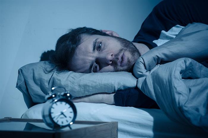 ما تأثير قلة النوم على ملامح الوجه؟