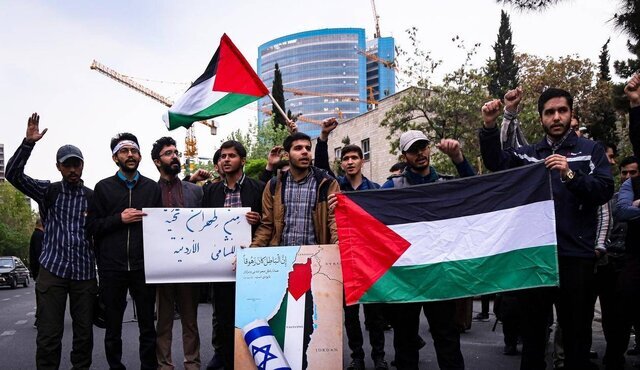 بالصور من إيران.. وقفة إحتجاجية أمام سفارة الأردن في طهران