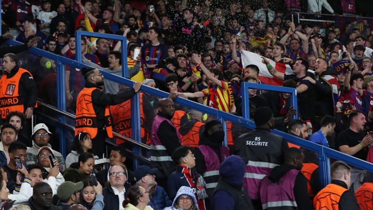 "يويفا" يعاقب برشلونة ويطالبه بتعويض "الأضرار" لباريس سان جيرمان