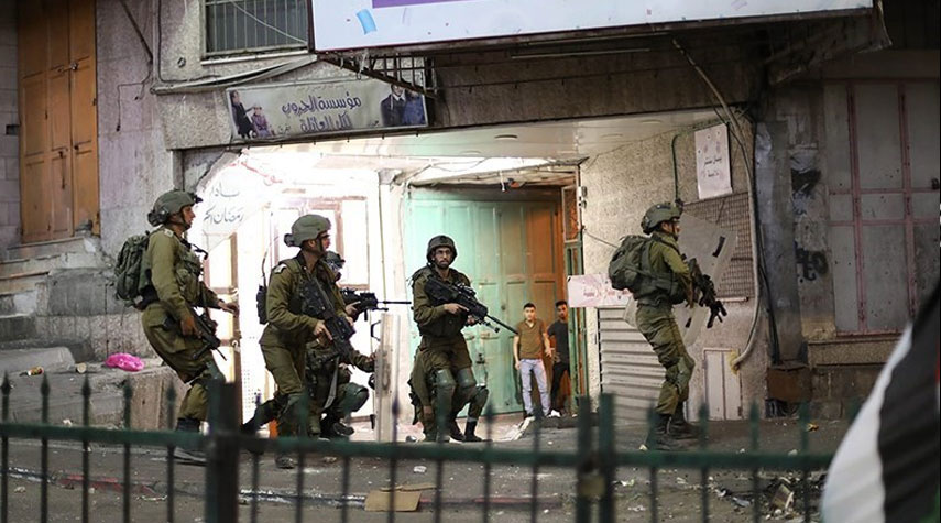 الاحتلال يعتقل 30 فلسطينياً في الضفة الغربية