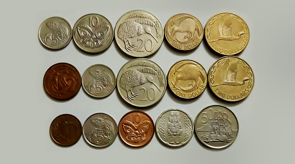 إهداء مجموعة من العملات المعدنية المعاصرة إلى المتحف الرضوي