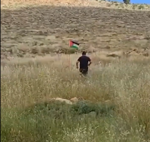 انفجار عبوة ناسفة بمستوطن أثناء محاولته إزالة علم فلسطين (فيديو)