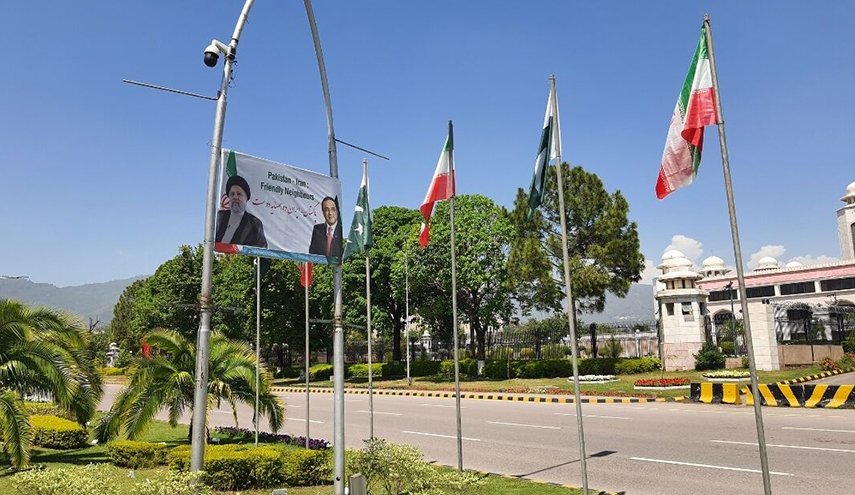 العاصمة الباكستانية تتزين بصور الرئيس الإيراني