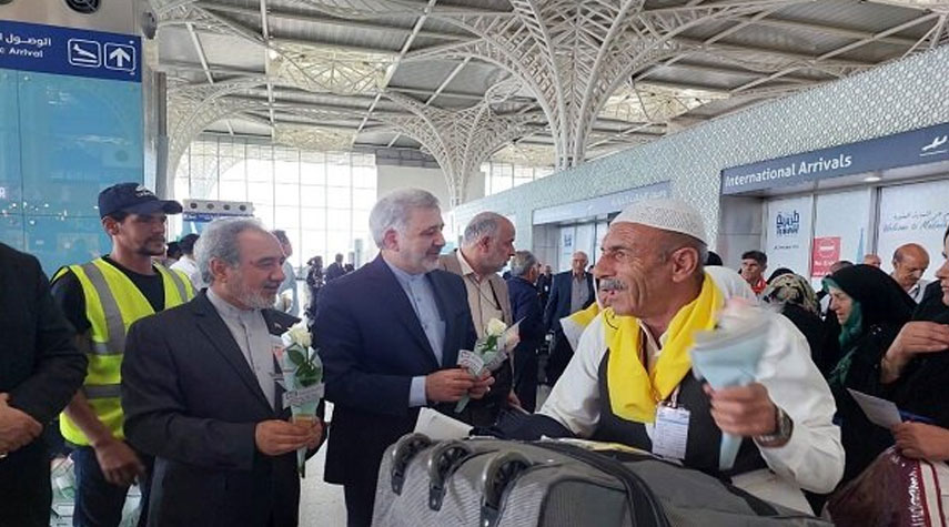 السفير الإيراني يستقبل حجاج العمرة الإيرانيين في المدينة المنورة