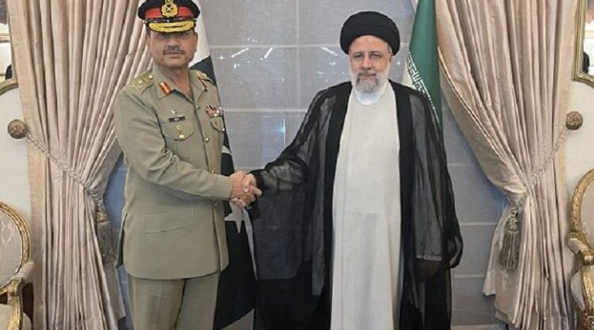 رئيسي: تعزيز التعاون بين القوات المسلحة الإيرانية والباكستانية من عوامل السلام والإستقرار
