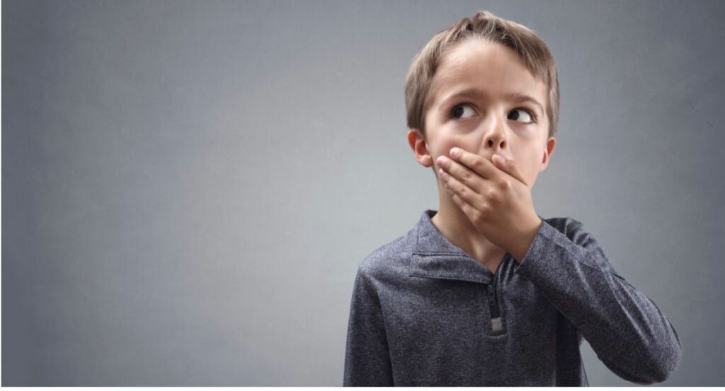 ما الأسباب التي تجعل الأطفال يكذبون على والديهم؟