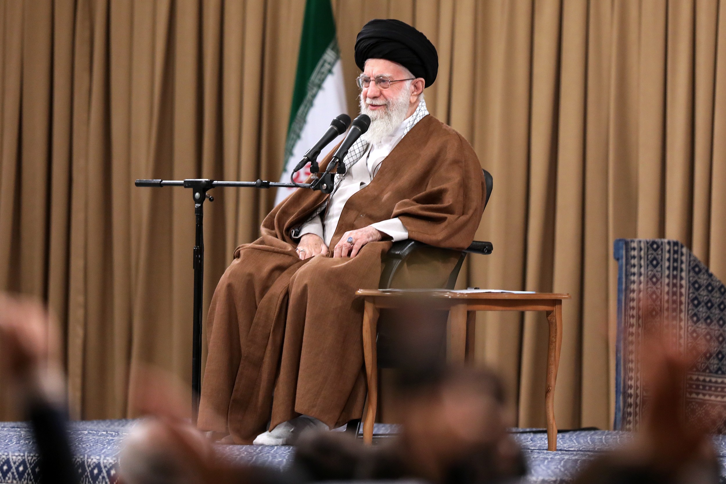 قائد الثورة: الشعب الايراني لن يخضع لاجراءات الحظر